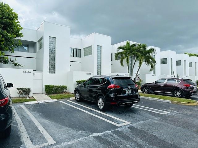 Foto del edificio - 5040 Elmhurst Rd