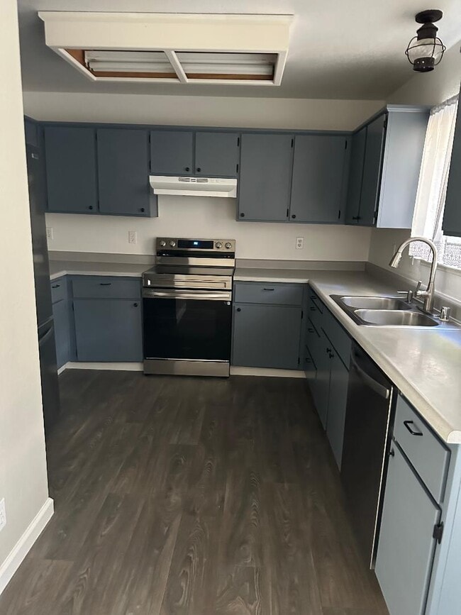 Building Photo - 1325 Oak Ridge Dr