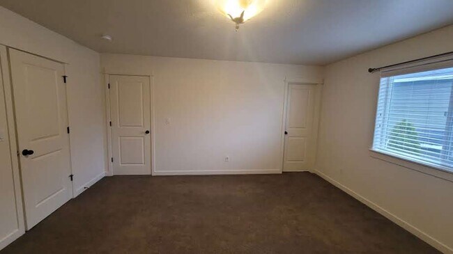 Building Photo - Spacious 5bd + in Palatial Happy Valley Es...