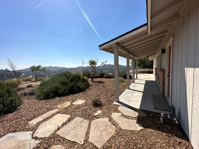 Foto del edificio - Templeton Country 3 Bedroom 2-bathroom sin...