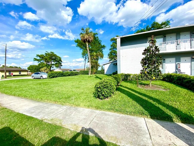 Foto del edificio - 37280 Okeechobee Ave