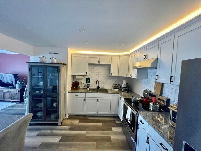 Kitchen - 3219 W Parkway Dr