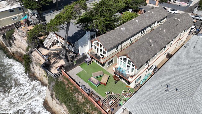 Building Photo - 6633 Del Playa Dr