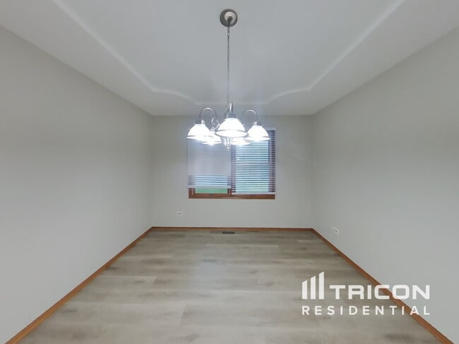 Building Photo - 4955 Vermette Cir