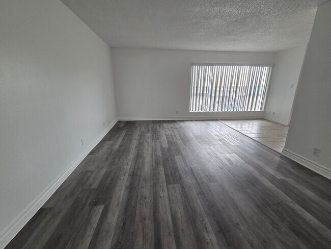 Sala de estar con piso de vinilo de lujo. - 3455 Elm Ave