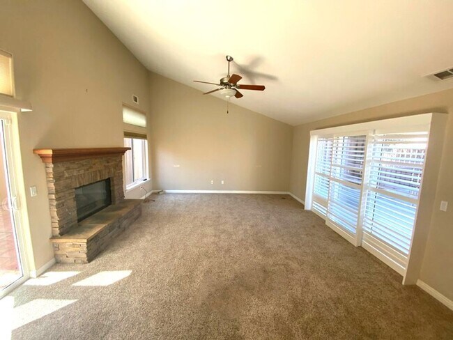Foto del edificio - Foxenwood Garden Villa home 2 bedroom + a office