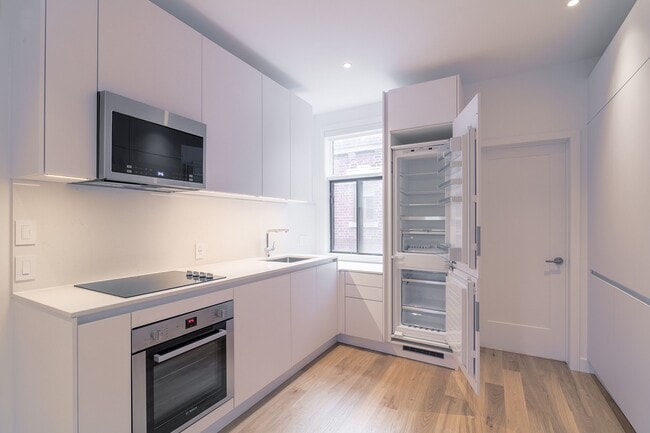 Building Photo - 6885-6891 Rue Sherbrooke O