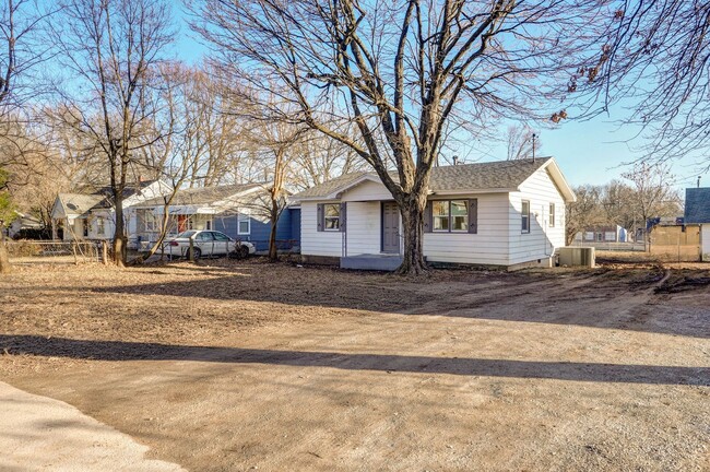 Building Photo - Newly Updated 2 Bedroom House!