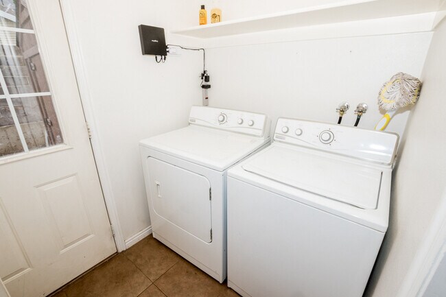 Building Photo - 1057 S 810 E