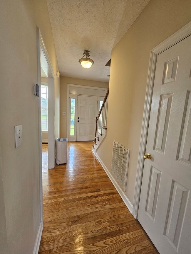 Building Photo - NEW LISTING!!!!!