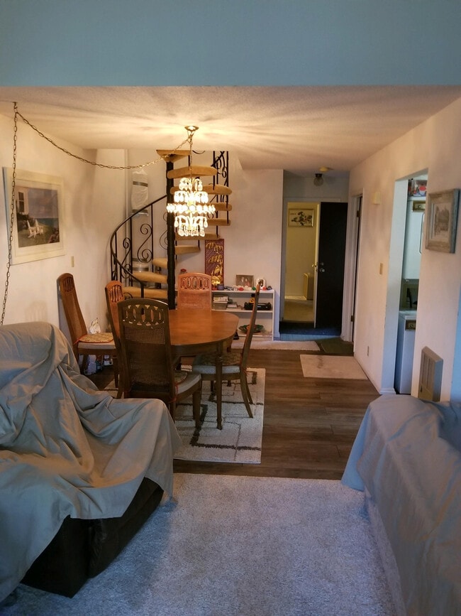 Building Photo - 10 Juniper Trl