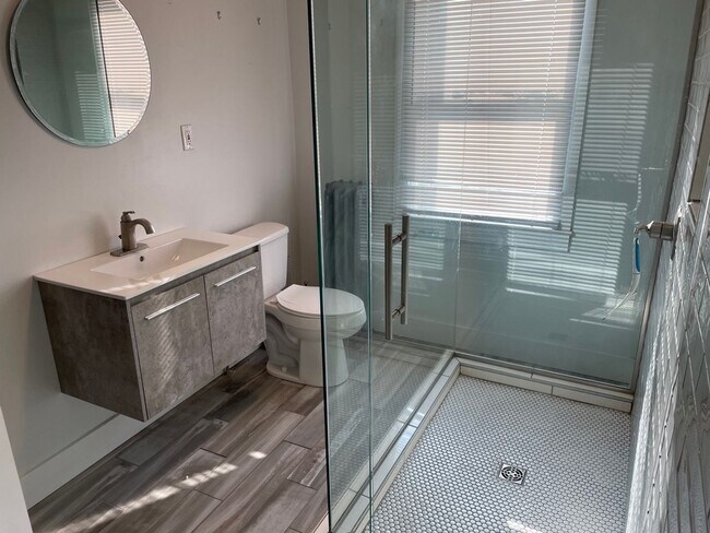 Building Photo - 725 Michigan St NE