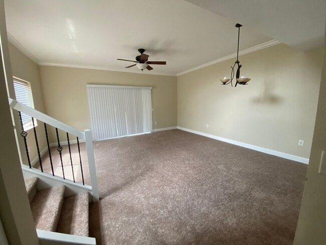 Building Photo - Beautiful Townhouse Style Apartment availa...
