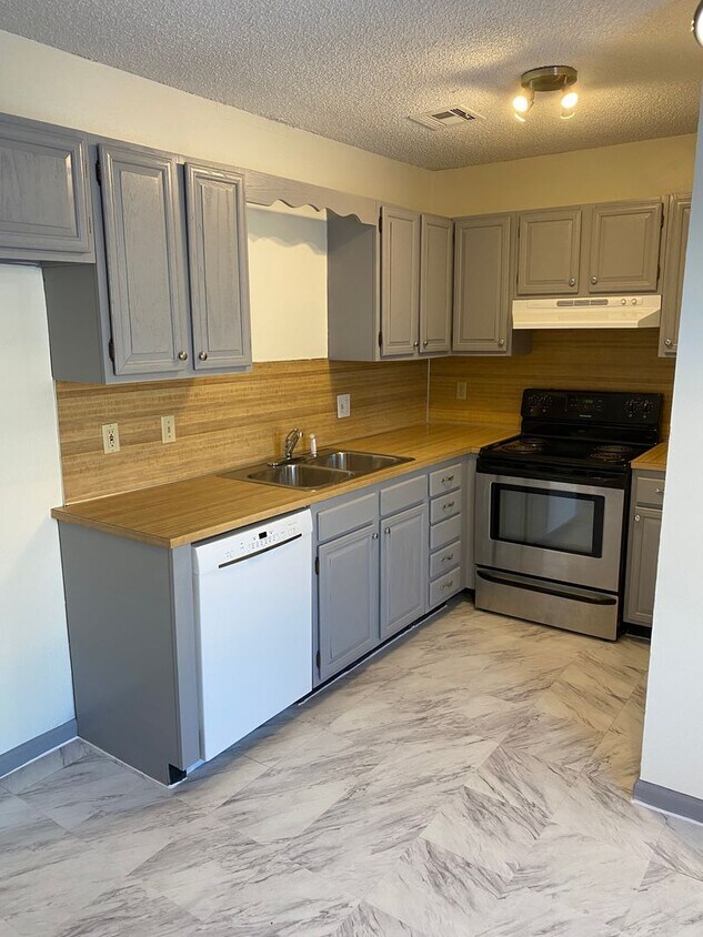 Foto principal - 2 Bed 1 Bath 1 Car Garage Duplex in Centra...