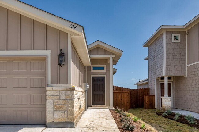 Foto del edificio - GORGEOUS 3 BEDROOM DUPLEX LOCATED IN MIDLO...