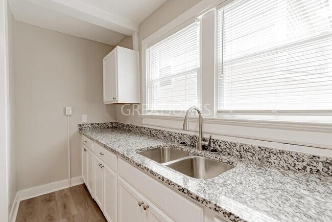 Building Photo - 1/2 Month Free with a Signed Lease by Sept...