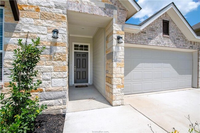 Foto del edificio - SPectacular Home with 3 Car Garage in Plea...