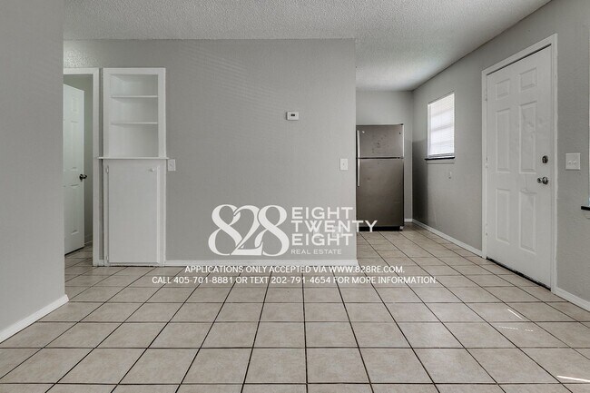 Foto del edificio - 2 Bed/1 Bath Triplex Home in Noble