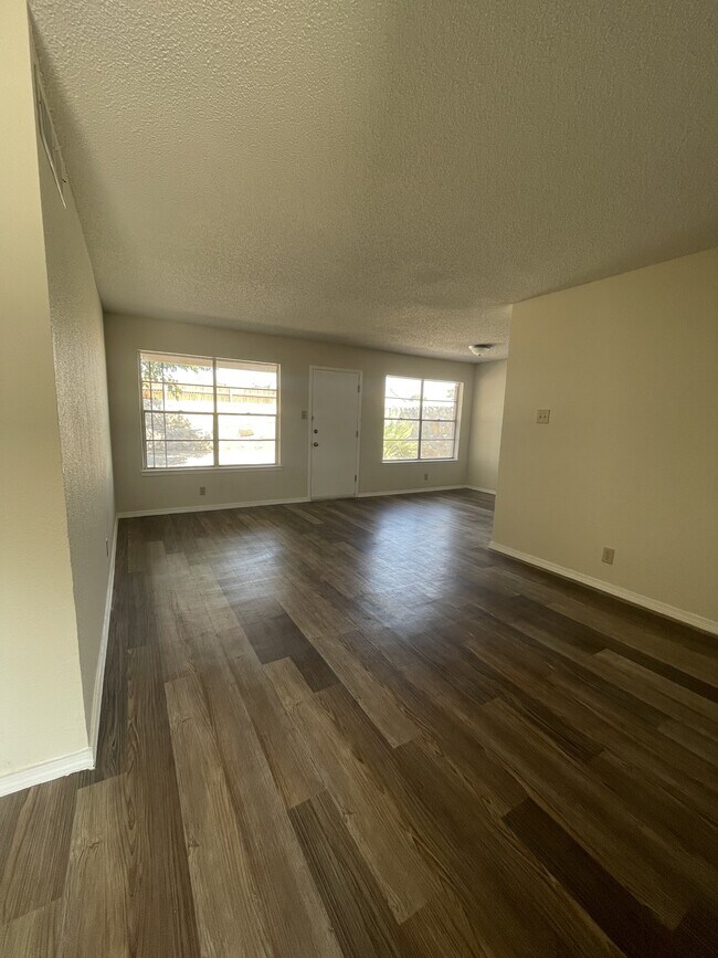 Foto del edificio - 3409 E Glen Dr