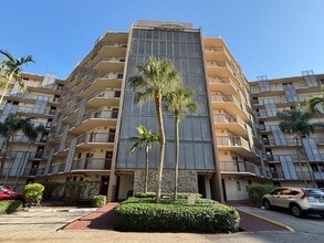 Building Photo - 3301 N Country Club Dr
