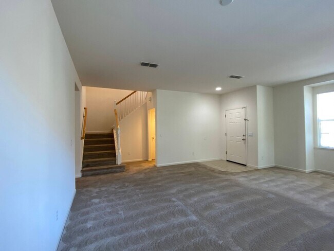 Foto del edificio - Gorgeous Four Bedroom Two Story Home Near ...