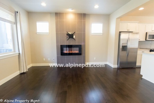 Building Photo - Gorgeous 4 Bedroom at 45 Central