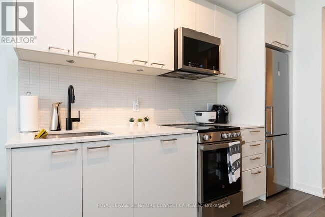 Photo du bâtiment - 1808 St Clair Ave W