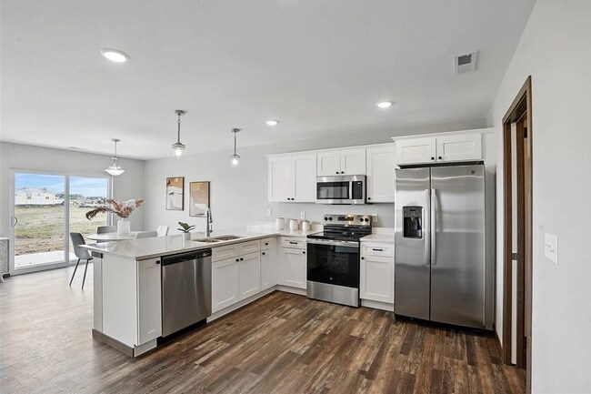 Building Photo - Spacious 3 BR/3Bath Townhome
