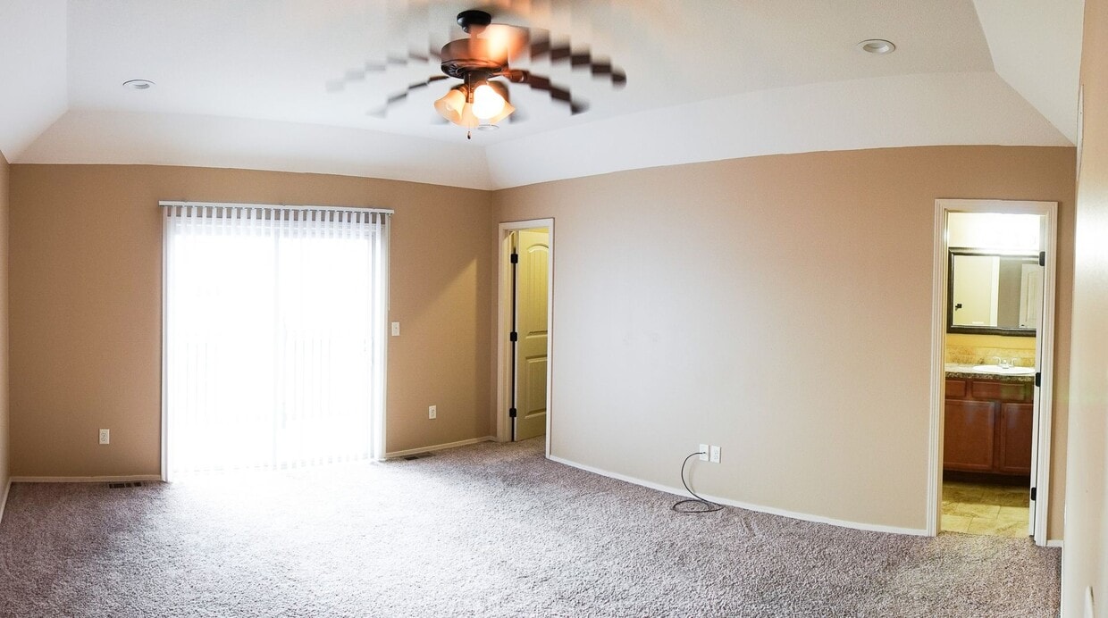 Foto principal - 3-Bed Duplex w Garage + Fenced Yard + Balcony