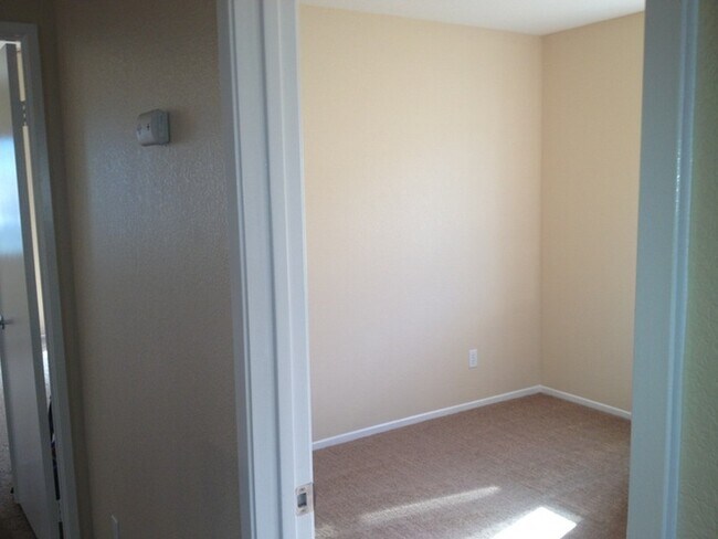 Foto del edificio - !! BIGGGG 3 BEDROOM + DEN!! HOME ON A BEAU...
