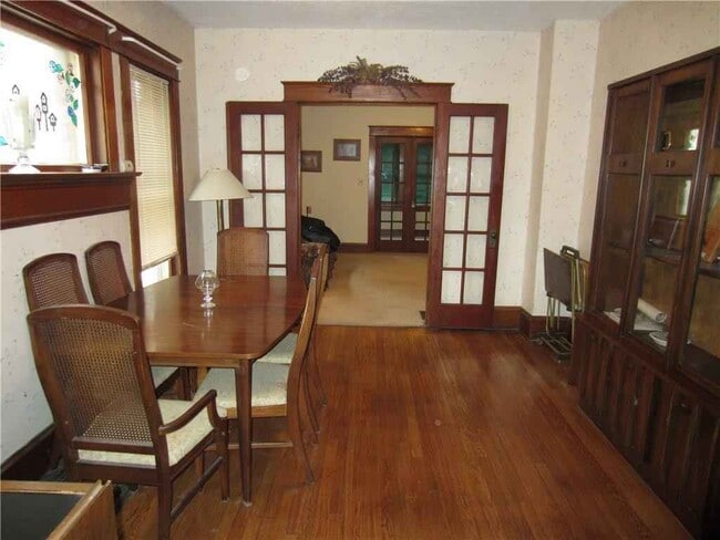 dining - 114 E 31st St
