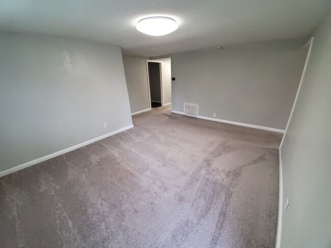 Building Photo - 3 Bedroom, 1 Bathroom in the Norwoodville ...