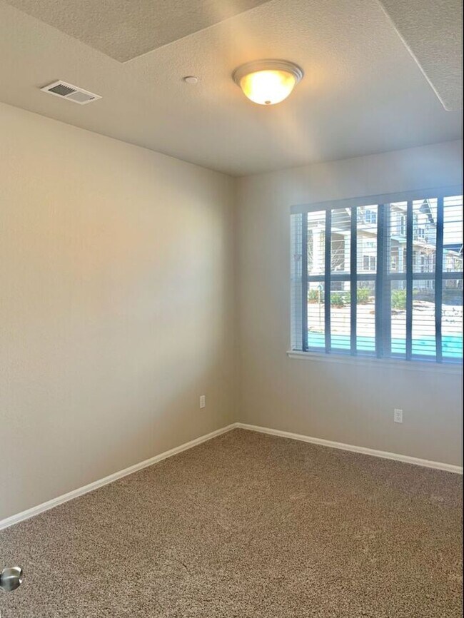 Foto del edificio - 3 Bed, 2.5 Bath Townhome in West Greeley. ...