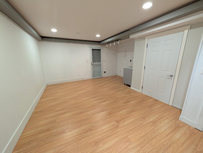 Building Photo - 1295 Soball St