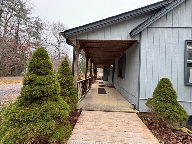Building Photo - Picturesque country home
