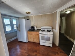 Building Photo - 927 State St