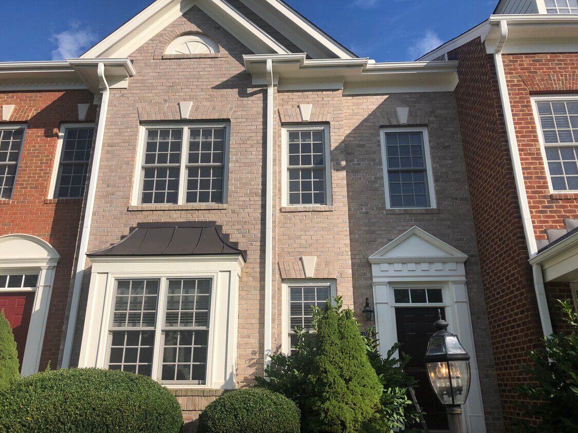 Foto principal - 1515 Old Trail Dr