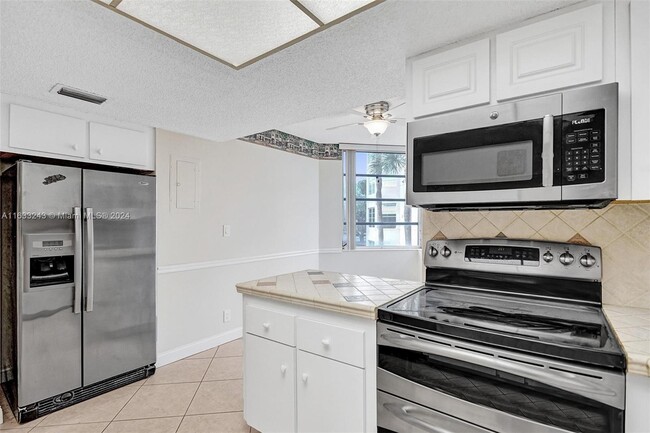 Building Photo - 1900 Sabal Palm Dr