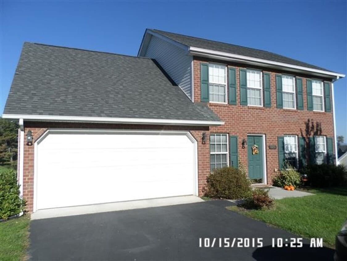 4 Bedroom 2.5 Bath House with 2 Car Garage - 4 Bedroom 2.5 Bath House with 2 Car Garage