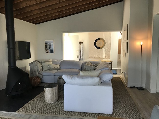Más cómodos asientos alrededor de la chimenea - 21555 Pacific Coast Hwy