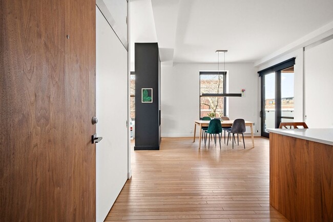 Building Photo - 2403 Avenue du Mont-Royal E