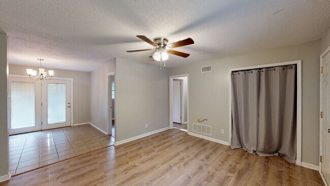 Foto del edificio - Precious updated 3 bed/1bath located in Oakleigh Heights