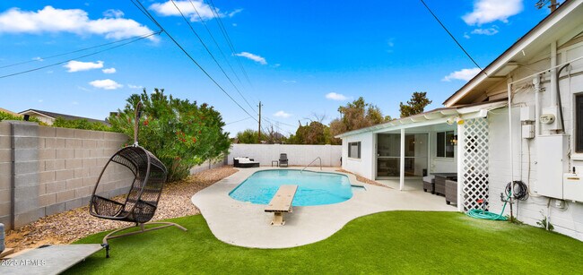 Foto del edificio - 8631 E Jackrabbit Rd