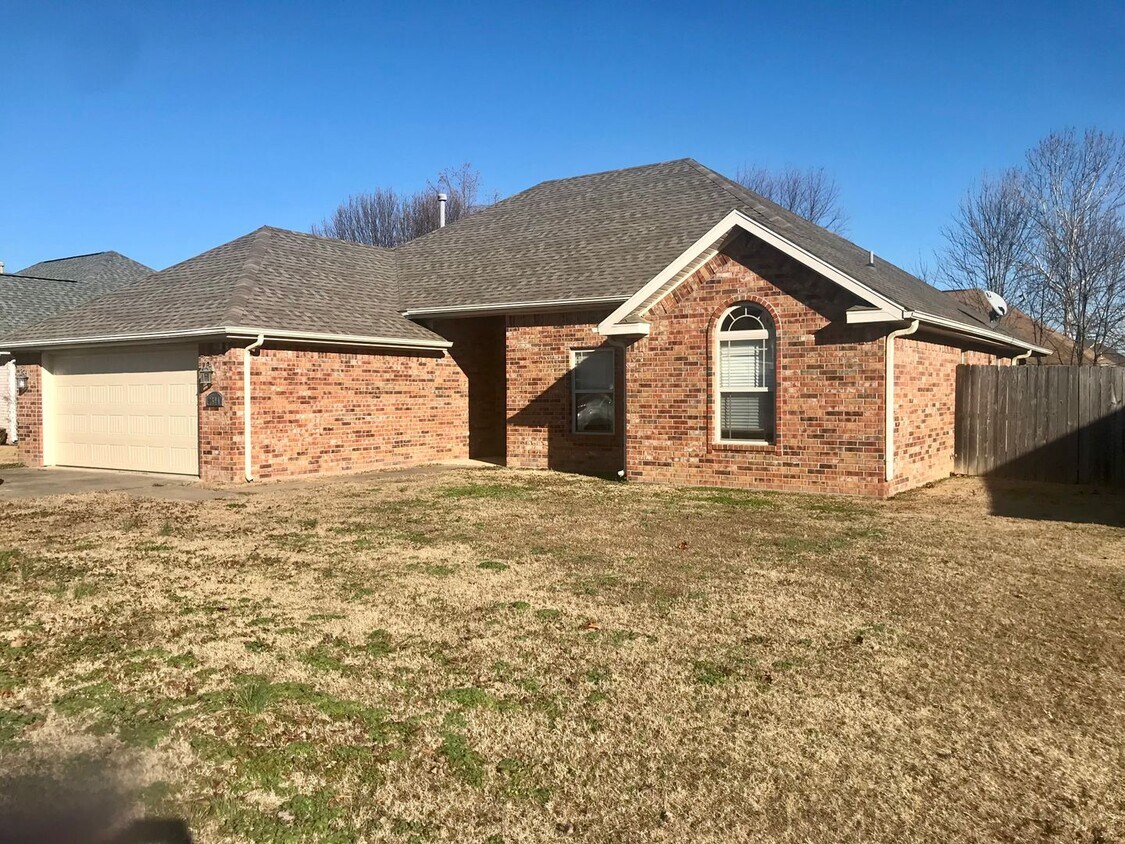 Primary Photo - Beautiful home in West Fayetteville
