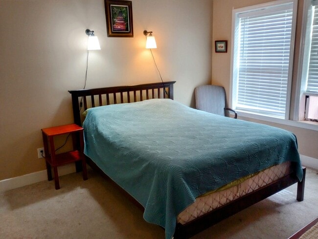 Queen-sized bed with linens and blankets - 5718 Wildlife Rd