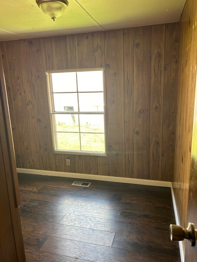 Building Photo - 2 Bedroom/1 Bathroom Mobile Home