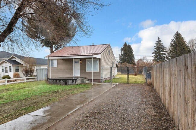 Building Photo - 635 Albion Ave