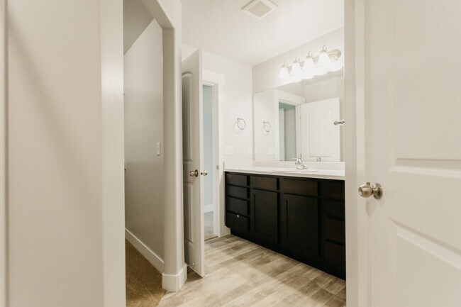 Building Photo - 279 W 630 N