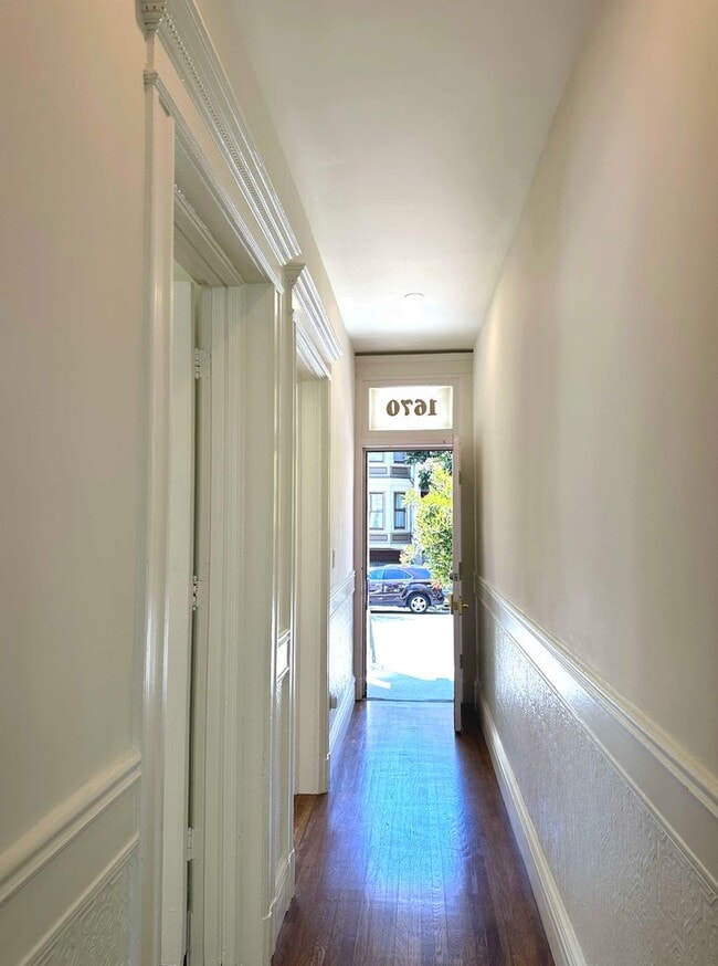 Building Photo - REMODELED BRIGHT 1500sf 3BR/1BA Flat Heart...