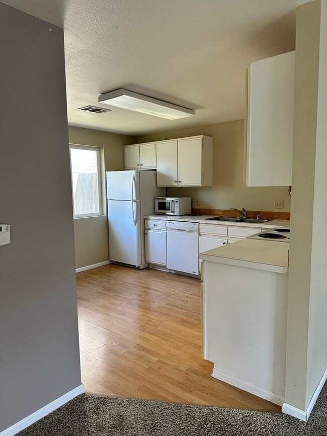Building Photo - 2 Bedroom 1 Bathroom Duplex in Bellingham